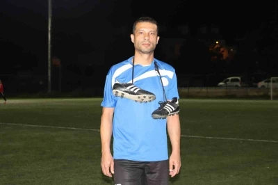 Eskişehir&rsquo;in en yaşlı amat&ouml;r futbolcusu 39 yıllık kariyerine veda etti
