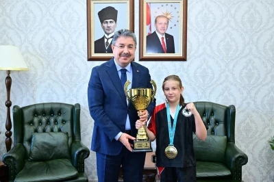 Eskişehir&rsquo;in gururu Asel &Ouml;zdalgın, Vali Erdin&ccedil; Yılmaz&rsquo;ı ziyaret etti
