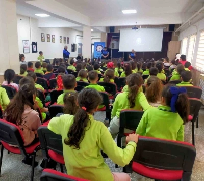 Eskişehir polisi il&ccedil;elerdeki &ouml;ğrencileri hem eğlendiriyor hem bilgilendiriyor
