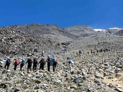 Eskişehirli 4 dağcı Ağrı Dağı’nın zirvesine tırmandı
