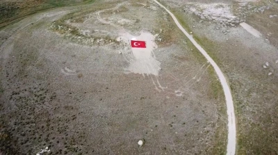 Eskişehirli gen&ccedil;ler Milli Takıma destek i&ccedil;in dağa T&uuml;rk Bayrağı nakşetti
