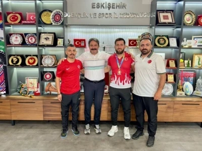 Eskişehirli g&uuml;reş&ccedil;iler T&uuml;rkiye ikincisi oldu
