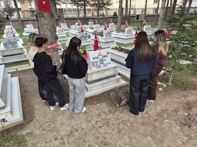 Eskişehirliler 18 Mart&rsquo;ta şehitlerini unutmadı

