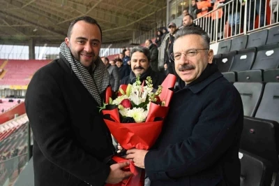 Eskişehirspor&rsquo;dan Vali H&uuml;seyin Aksoy&rsquo;a veda
