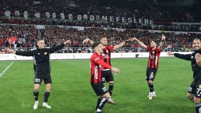 Eskişehirspor turu &ccedil;iftetelliyle kutladı
