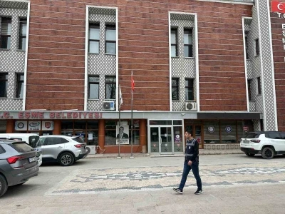 Eşme Belediyesi&rsquo;ne y&ouml;nelik &lsquo;irtikap&rsquo; soruşturması kapsamında Başkan Tozan, eşi ve 3 ş&uuml;pheli g&ouml;zaltına alındı
