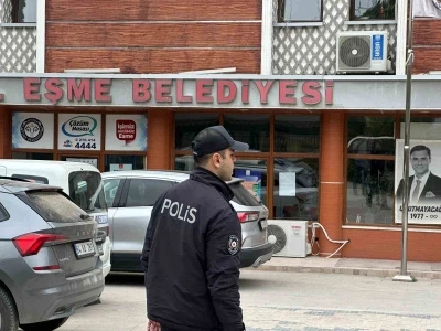 Eşme&rsquo;da Başkan Tozan, eşi ve 3 ş&uuml;pheliye irtikap g&ouml;zaltısı
