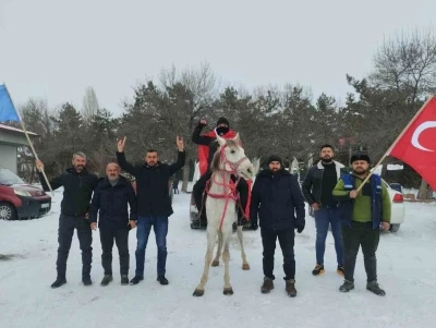 Esnaf at &uuml;st&uuml;nde T&uuml;rk bayrağı ile tur attı
