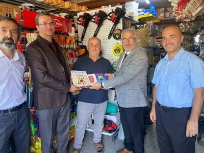 Esnafa Kur’an-ı Kerim hediye edildi
