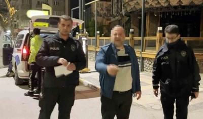 &lsquo;Esnafım&rsquo; diyen alkoll&uuml; s&uuml;r&uuml;c&uuml;n&uuml;n ehliyetine el konuldu

