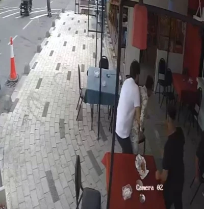 Esnafın Heimlich manevrası zihinsel engelli vatandaşın hayatını kurtardı
