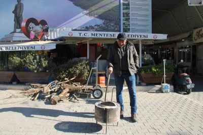 Esnaflar dondurucu soğuğa karşı &ccedil;areyi ateş yakmakta buldu
