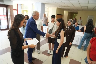 EÜ Rektörü Prof. Dr. Budak, çiçeği burnunda öğrencilerinin kayıt heyecanına ortak oldu
