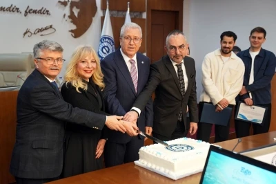 EÜ Senatosu’nda gururlandıran başarı pastayla kutlandı
