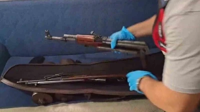 Ev değil cephanelik: Uzun namlulu silahlar, tabancalar, binlerce mermi ele geçirildi
