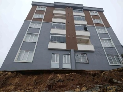 Ev sahibi, duvar &ccedil;&ouml;kmesini &rsquo;deprem&rsquo; zannetmiş