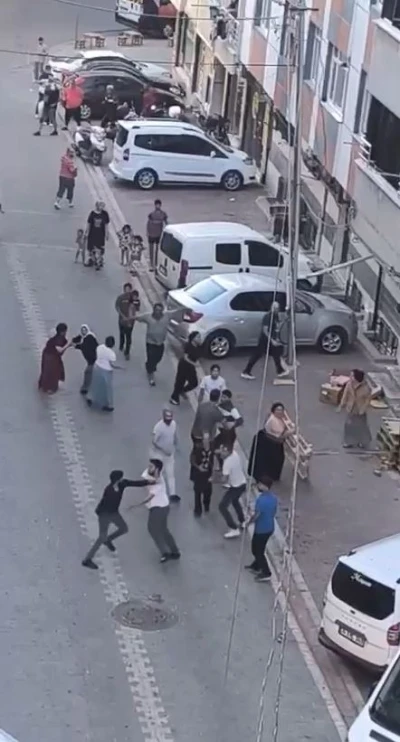 Ev sahibi kiracı tartışmasında ortalık karıştı; o anlar kamerada
