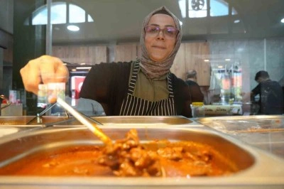Evde başladığı yemek ser&uuml;venini işletmeye d&ouml;n&uuml;şt&uuml;rd&uuml;