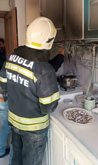 Evde &ccedil;ıkan yangın ev sahibinin m&uuml;dahalesi ile s&ouml;nd&uuml;r&uuml;ld&uuml;
