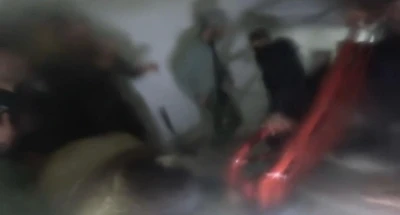 Evde dumandan etkilenen şahsı &ccedil;ıkartma anları kask kamerasına yansıdı
