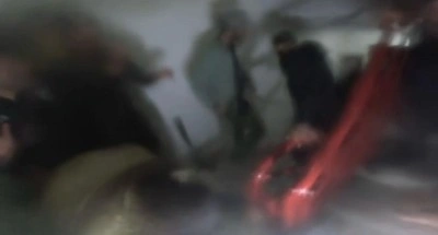Evde dumandan etkilenen şahsı &ccedil;ıkartma anları kask kamerasına yansıdı