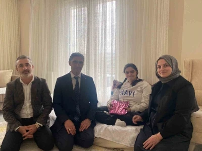 Evde eğitim hizmeti alan öğrenciye moral desteği
