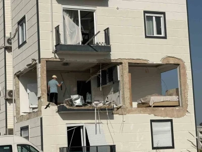 Evde patlayan t&uuml;p binayı harabeye &ccedil;evirdi: 1 yaralı
