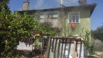 Evde yangın &ccedil;ıktı, kilitli kalan 5 &ccedil;ocuk kurtarıldı
