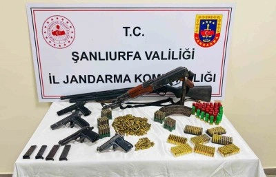 Evden &ccedil;ok sayıda silah, fişek ve mermi &ccedil;ıktı