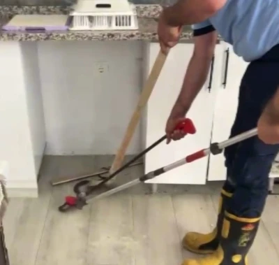 Eve giren yılanı itfaiye ekipleri &ccedil;ıkardı
