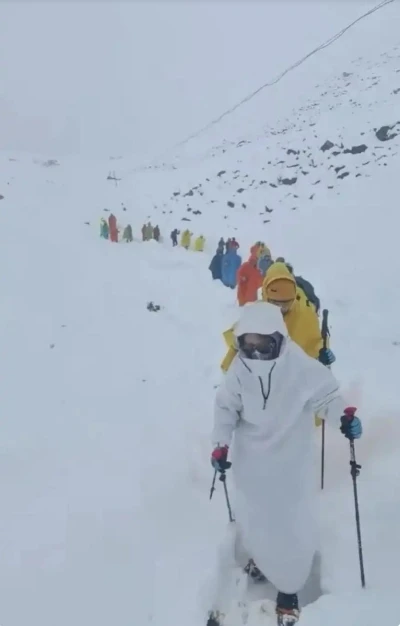 Everest’teki kar fırtınası nedeniyle bin kişi dağda mahsur kaldı
