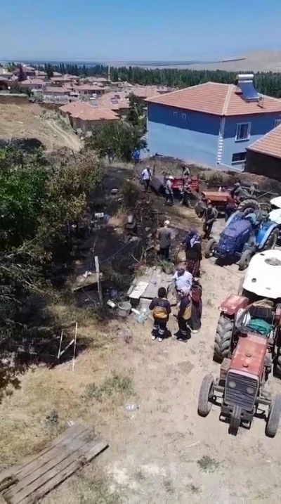 Evin avlusunda &ccedil;ıkan yangın b&uuml;y&uuml;meden s&ouml;nd&uuml;r&uuml;ld&uuml;
