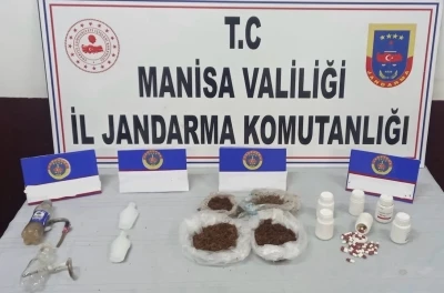 Evinde 1 kilo uyuşturucu ve yüzlerce hapla yakalandı

