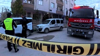 Evinde &ccedil;ıkan yangını s&ouml;nd&uuml;rmek isterken yanarak can verdi
