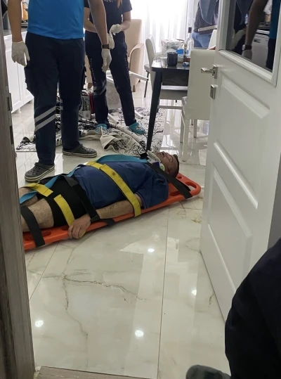 Evinde d&uuml;şerek yaralanan şahıs ekiplerin yardımıyla hastaneye kaldırıldı
