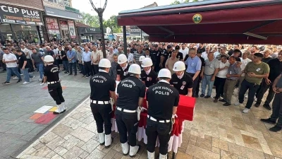 Evinde kalp krizi ge&ccedil;iren polis memuru son yolculuğuna uğurlandı
