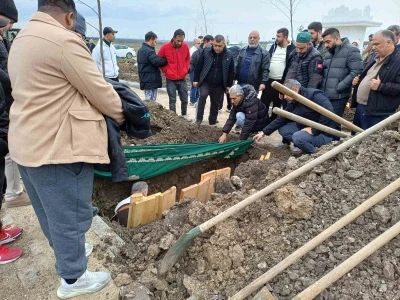 Evinde vahşice &ouml;ld&uuml;r&uuml;len kadın toprağa verildi
