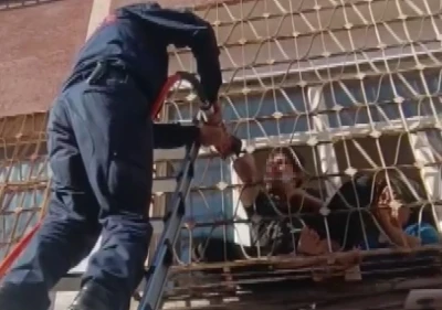 Evindeki demir parmaklıklara kolu sıkışan engelli vatandaşı itfaiye kurtardı
