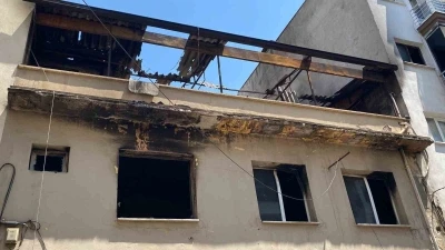 Evini ateşe verdi, alevler geceyi aydınlattı

