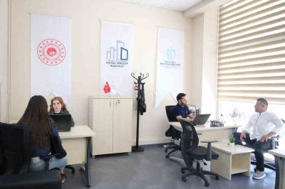 Evini yenilemek isteyen ofislere koşuyor
