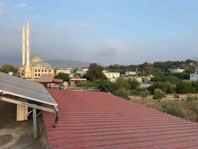 Evinin damında oynarken akıma kapıldı
