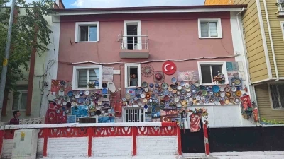 Evinin dış cephesini K&uuml;tahya&rsquo;ya &ouml;zg&uuml; &ccedil;ini tabaklarla kapladı
