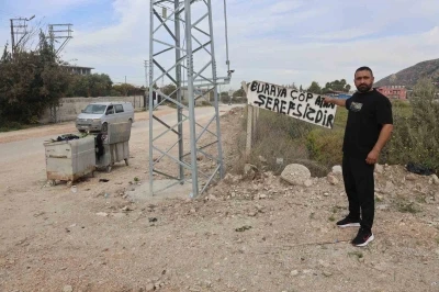 Evinin yanındaki araziye çöp atanlardan bıktı, çözümü &quot;Buraya çöp atan şerefsizdir&quot; yazısıyla buldu
