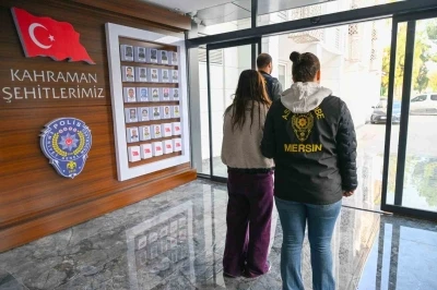 Evleri soyan hırsızlar &ouml;nce kameraya sonra polise yakalandı
