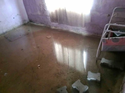 Evlerini su basan aile, ge&ccedil;ici olarak lojmana yerleştirildi
