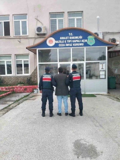 Evrakta sahtecilik ve zimmet su&ccedil;undan aranan şahıs yakalandı
