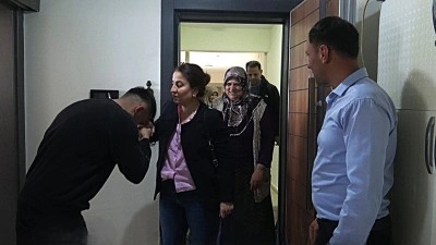 &rsquo;Evsizlik k&ouml;t&uuml;&rsquo; diyen depremzede, bayramını ailesiyle TOKİ&rsquo;deki yuvasında ge&ccedil;irdi