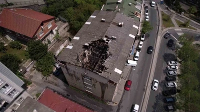 Ey&uuml;psultan&rsquo;da &ccedil;atı tamirinden sonra yangın &ccedil;ıktı, daire kullanılamaz hale geldi
