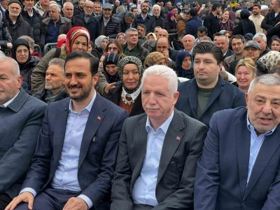 Ey&uuml;psultan&rsquo;da Karadeniz r&uuml;zgarı esti: Vatandaşlara 1 ton hamsi ikram edildi
