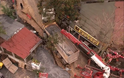 Eyüpsultan’da kazı alanına saplanan kamyon vinç yardımıyla kurtarıldı
